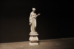 Statua da giardino in pietra in stile neoclassico italiano dei primi del XX secolo su piedistallo intagliato