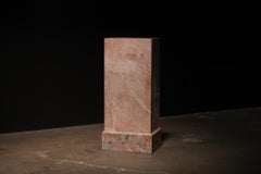 Socle architectural sculptural en marbre rose – Colonne carrée « Coral »