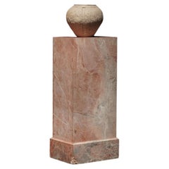 Socle architectural sculptural en marbre rose – Colonne carrée « Coral »