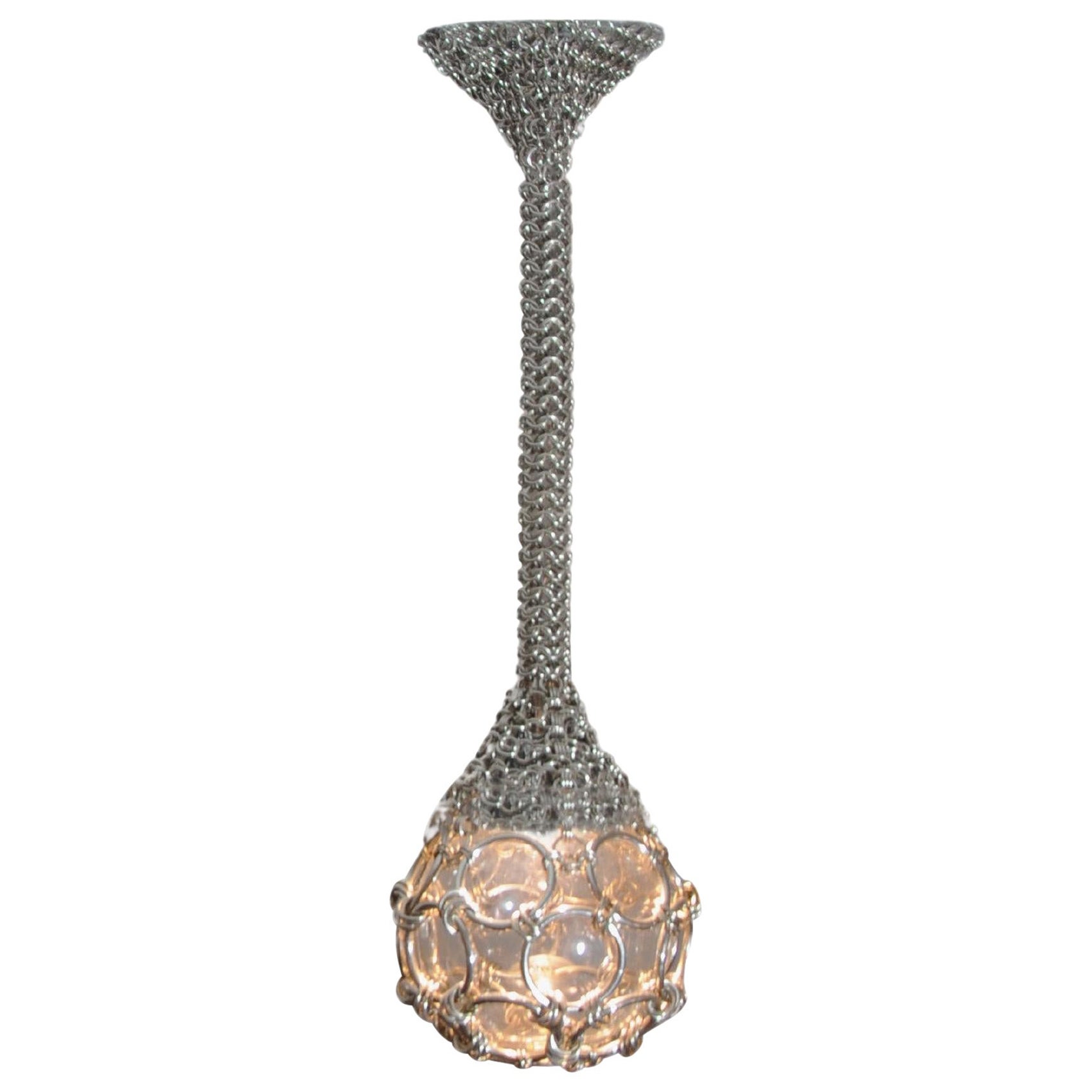 Lustre sculptural suspendu à une cotte de mailles, 80 cm