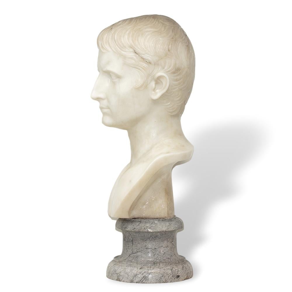 Intagliato a mano Antico busto di Cesare Augusto in marmo italiano in vendita