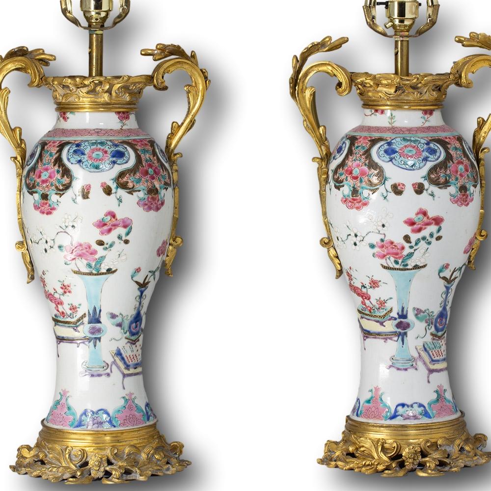 Moulage Anciennes lampes chinoises du XVIIIe siècle Qianlong en porcelaine montée en bronze doré en vente
