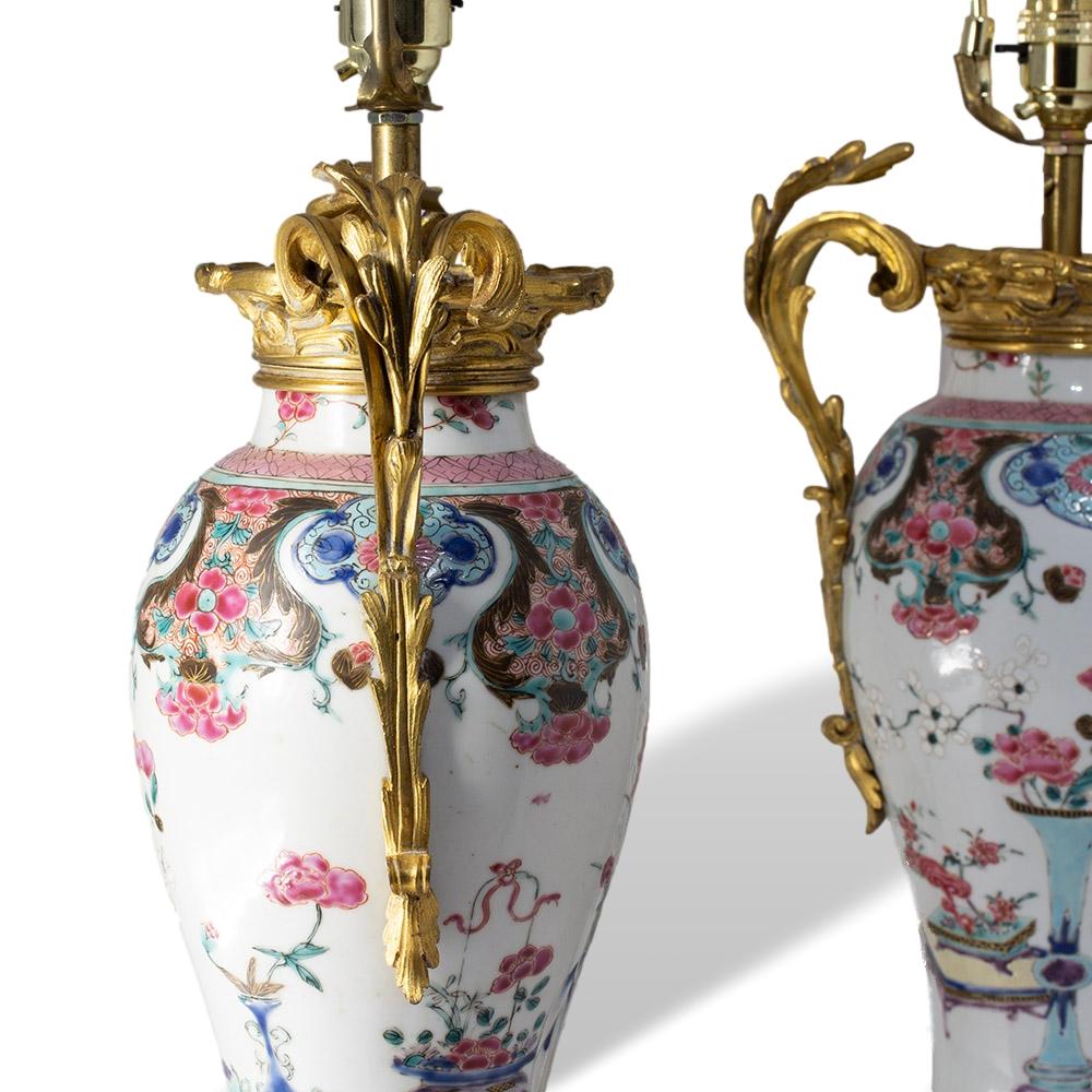 Anciennes lampes chinoises du XVIIIe siècle Qianlong en porcelaine montée en bronze doré Bon état - En vente à Newark, England