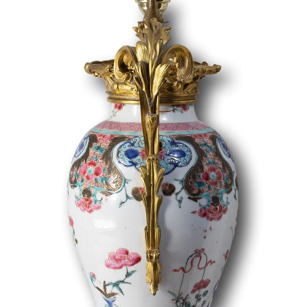 Jade Anciennes lampes chinoises du XVIIIe siècle Qianlong en porcelaine montée en bronze doré en vente