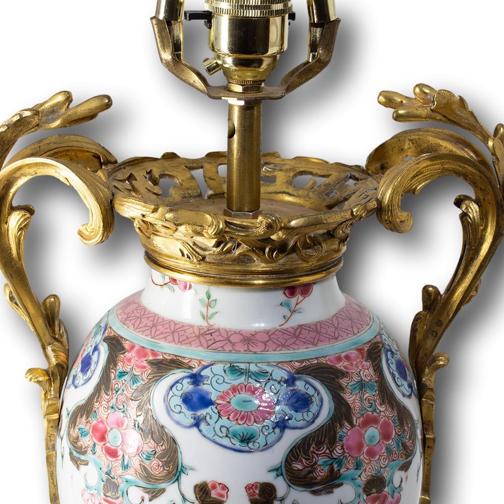 Anciennes lampes chinoises du XVIIIe siècle Qianlong en porcelaine montée en bronze doré en vente 2