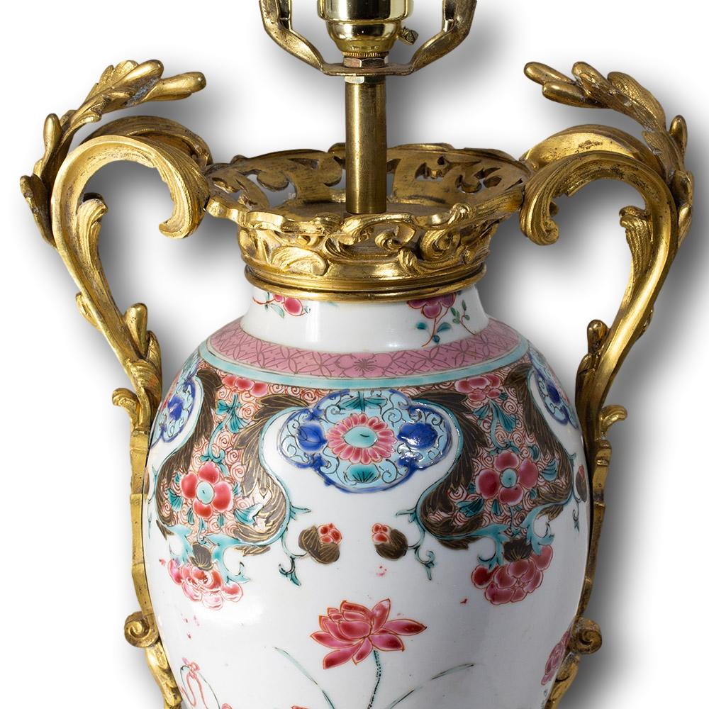 Anciennes lampes chinoises du XVIIIe siècle Qianlong en porcelaine montée en bronze doré en vente 3