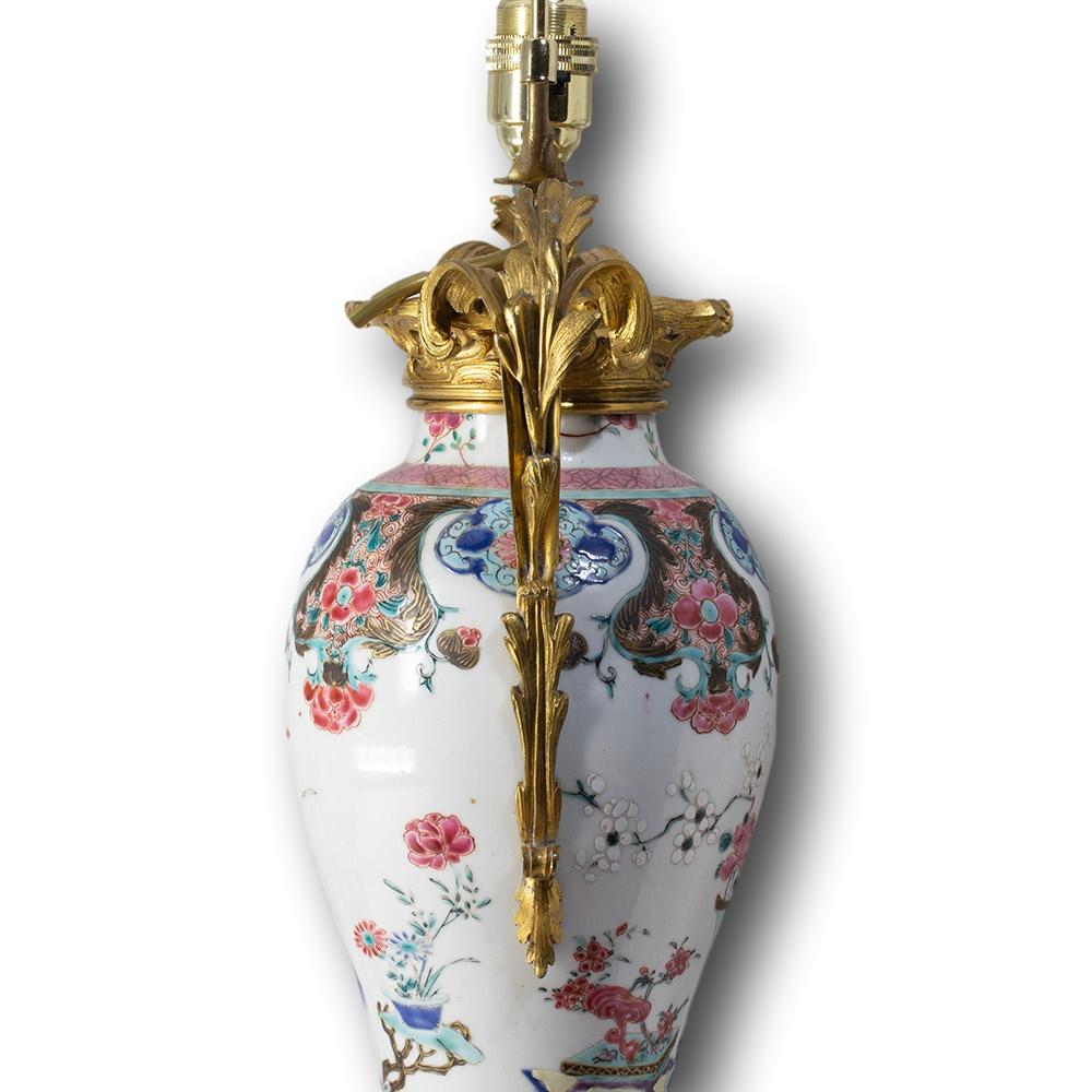 Anciennes lampes chinoises du XVIIIe siècle Qianlong en porcelaine montée en bronze doré en vente 1