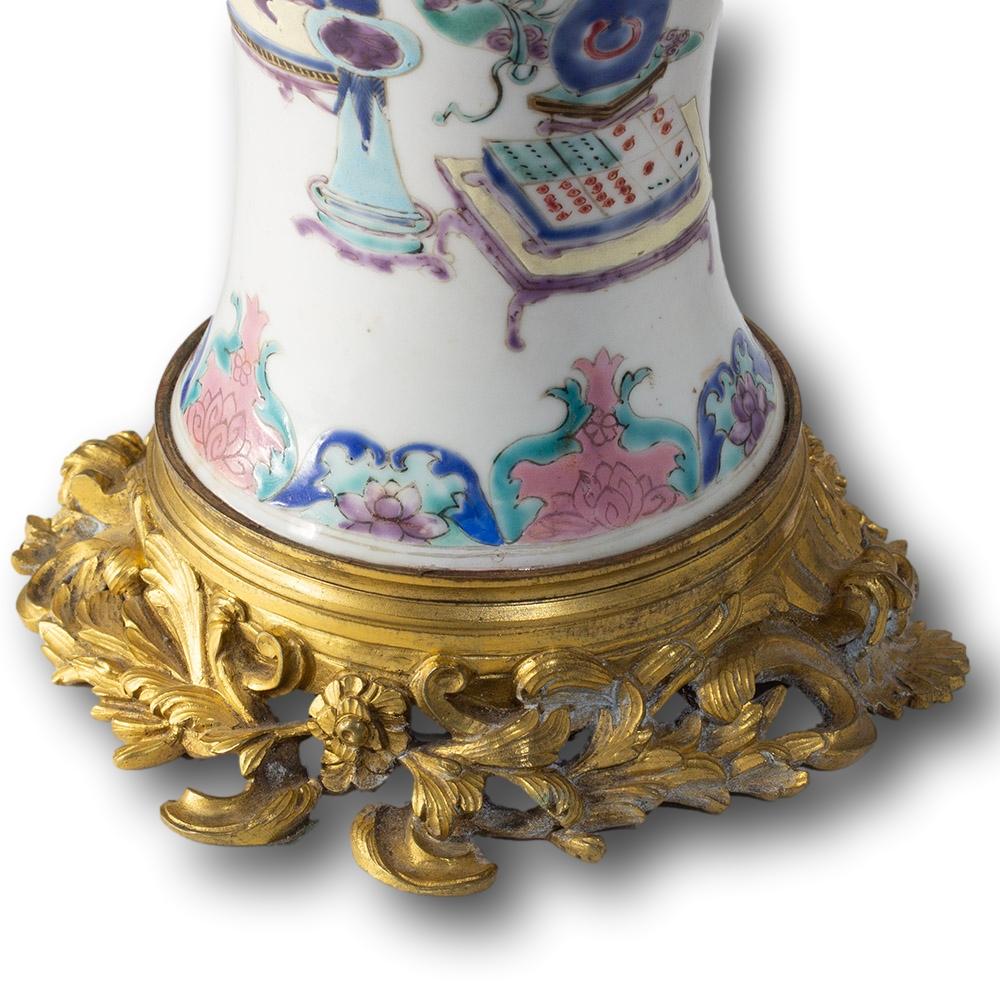 Anciennes lampes chinoises du XVIIIe siècle Qianlong en porcelaine montée en bronze doré en vente 5