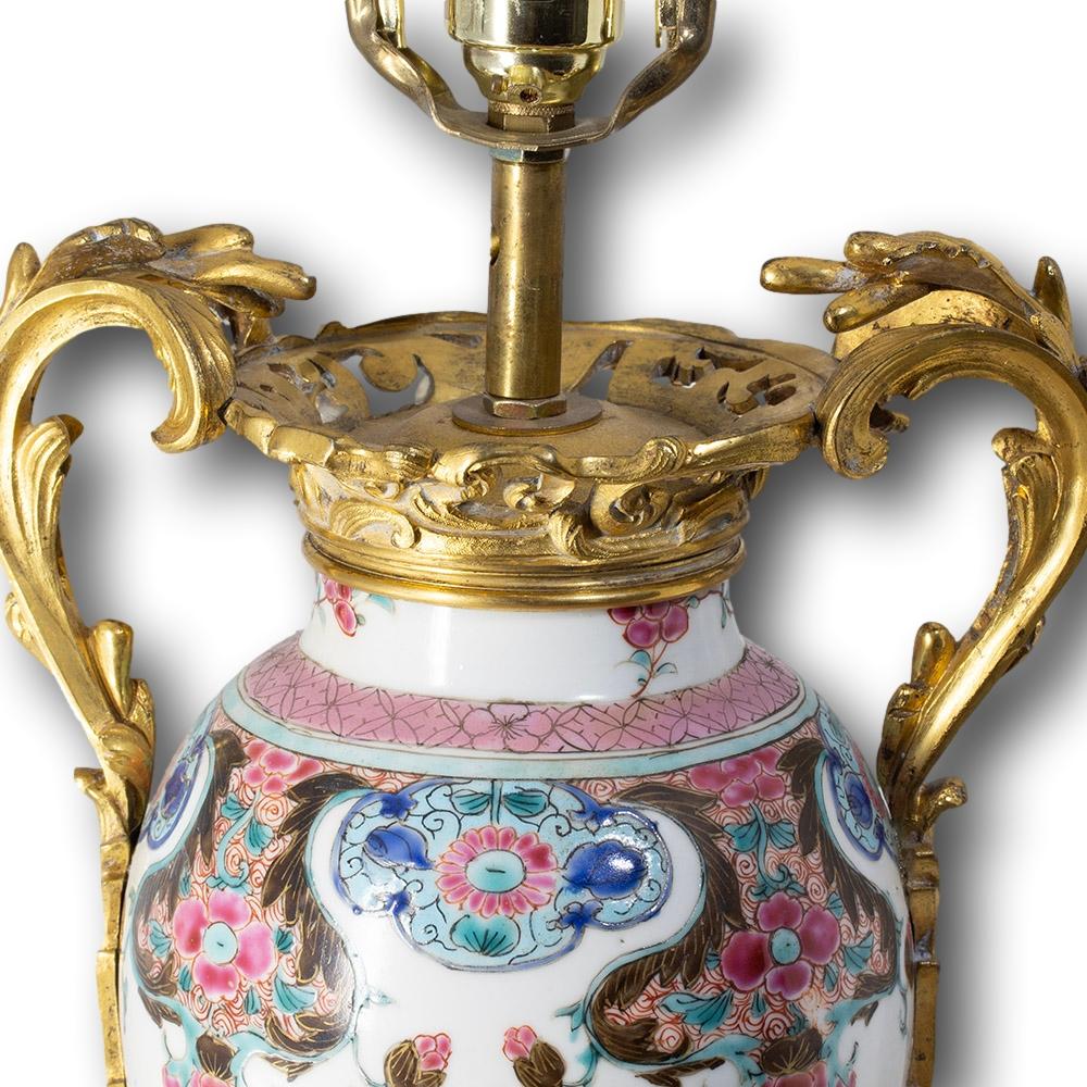 Anciennes lampes chinoises du XVIIIe siècle Qianlong en porcelaine montée en bronze doré en vente 6