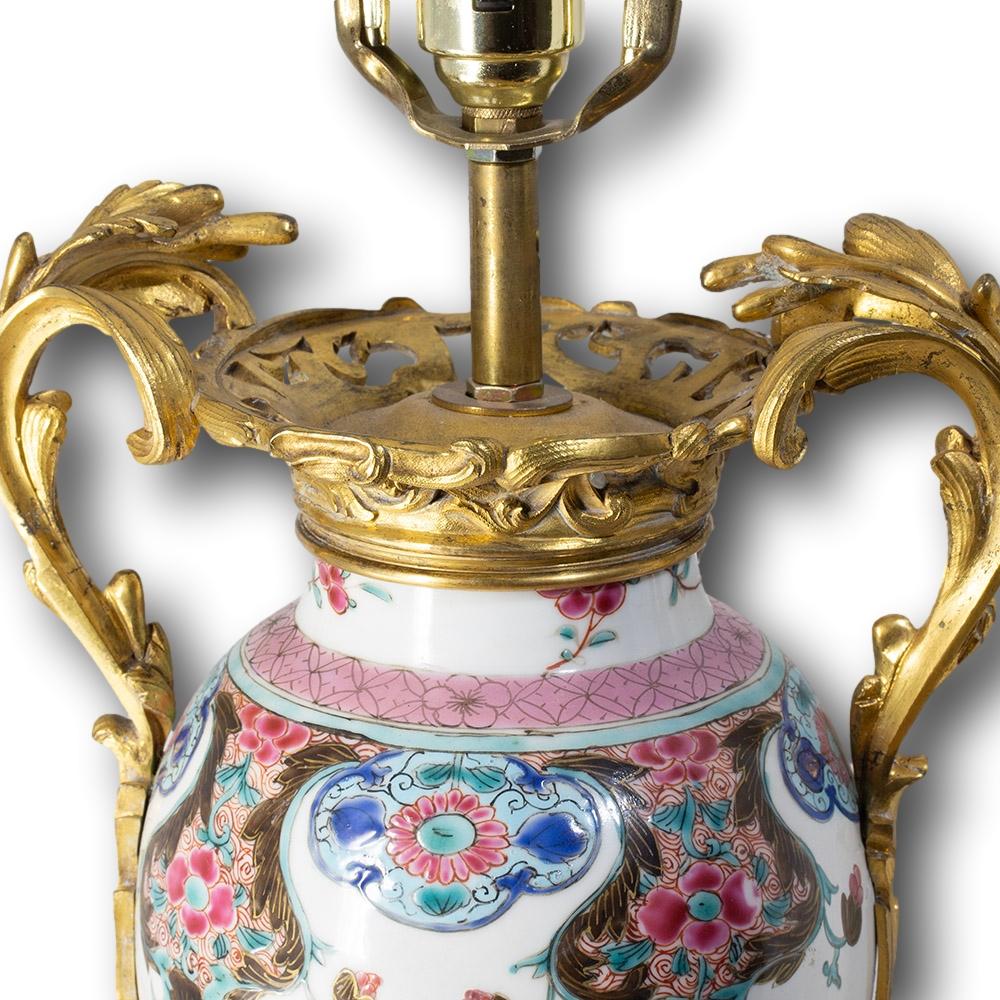 Anciennes lampes chinoises du XVIIIe siècle Qianlong en porcelaine montée en bronze doré en vente 7