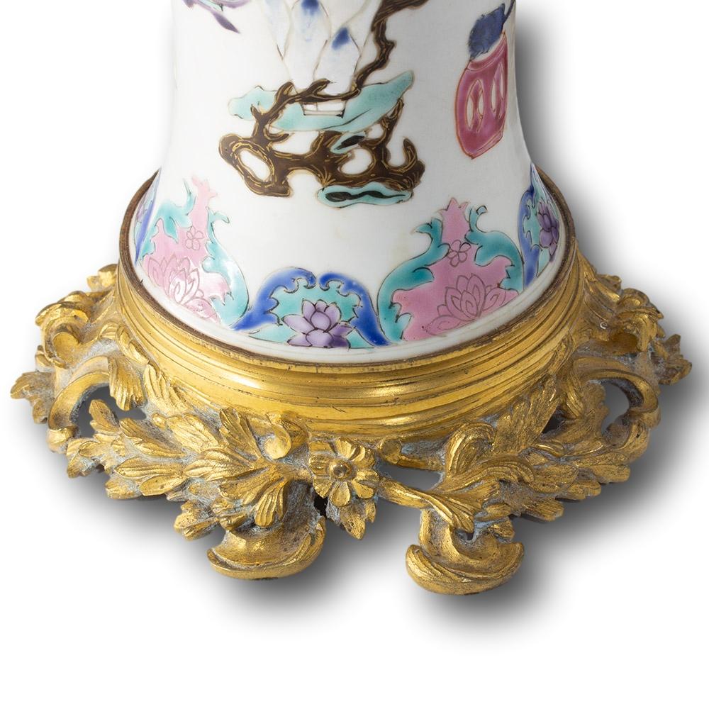 Anciennes lampes chinoises du XVIIIe siècle Qianlong en porcelaine montée en bronze doré en vente 8
