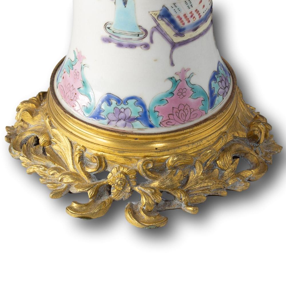 Anciennes lampes chinoises du XVIIIe siècle Qianlong en porcelaine montée en bronze doré en vente 9