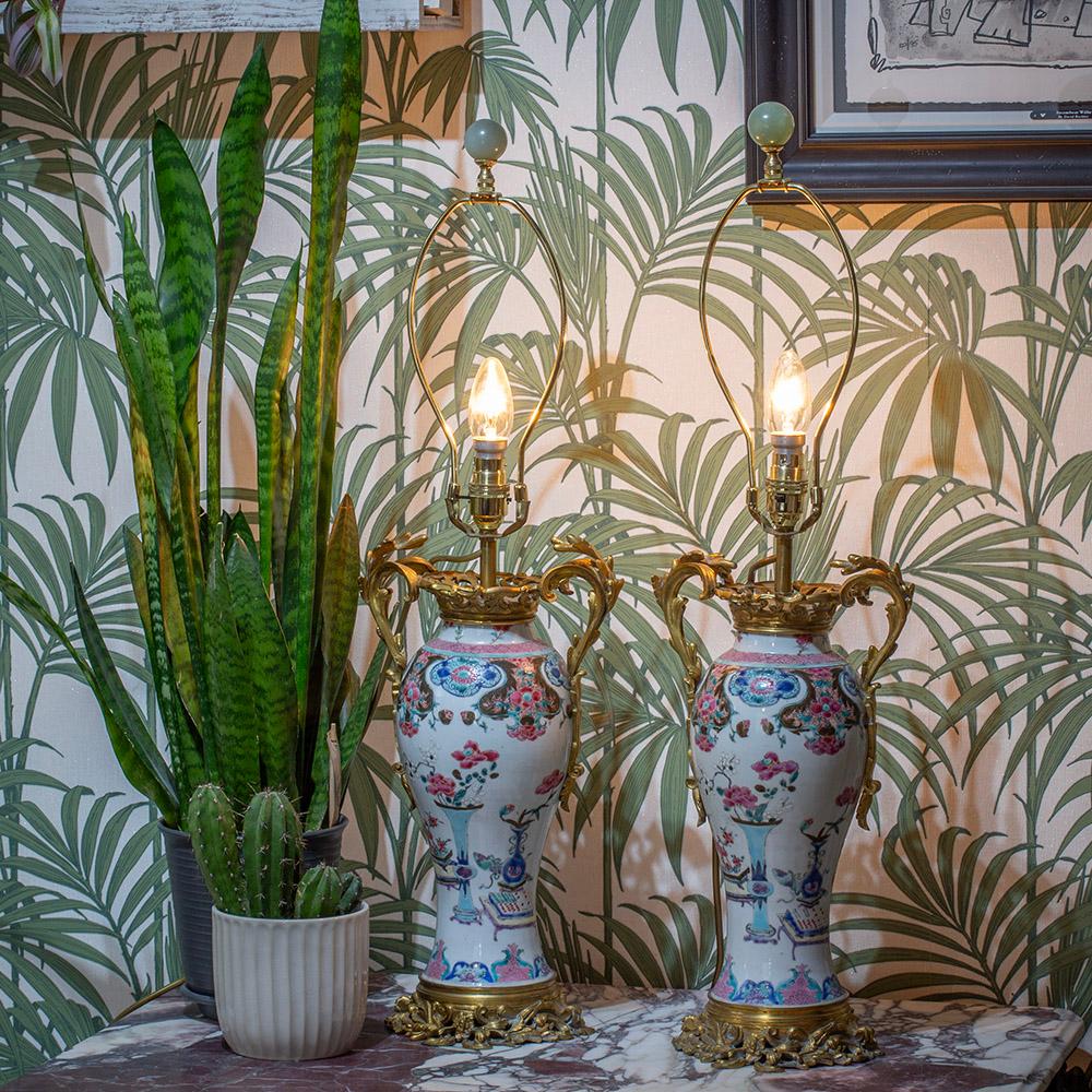 Anciennes lampes chinoises du XVIIIe siècle Qianlong en porcelaine montée en bronze doré en vente 10