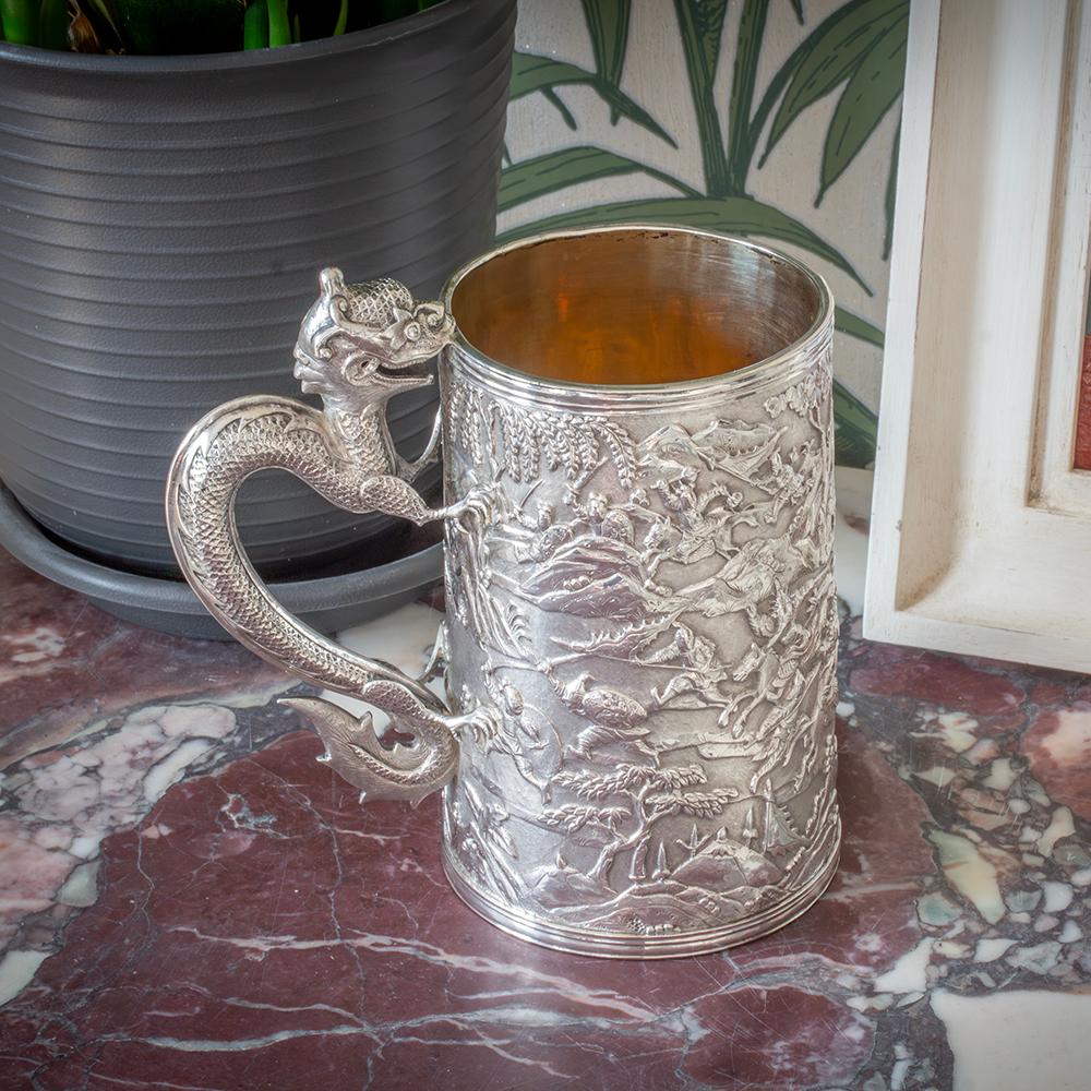 Tankard de bonne taille Plus grand que d'habitude

Dans notre collection d'argent, nous avons le plaisir de vous proposer cette chope chinoise en argent. La chope en argent, de forme typique avec un corps et une poignée cylindriques, est
