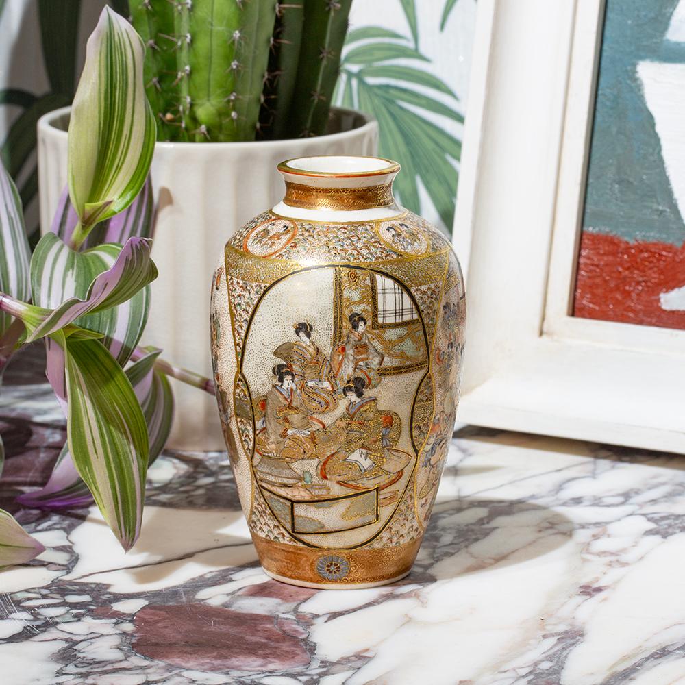 PÉRIODE MEIJI 1868-1912

Dans notre collection japonaise, nous avons le plaisir de vous proposer ce vase japonais Satsuma de Ryozan. Le vase de forme fuselée avec un col étroitement pincé et un bord supérieur évasé est largement décoré d'une bande