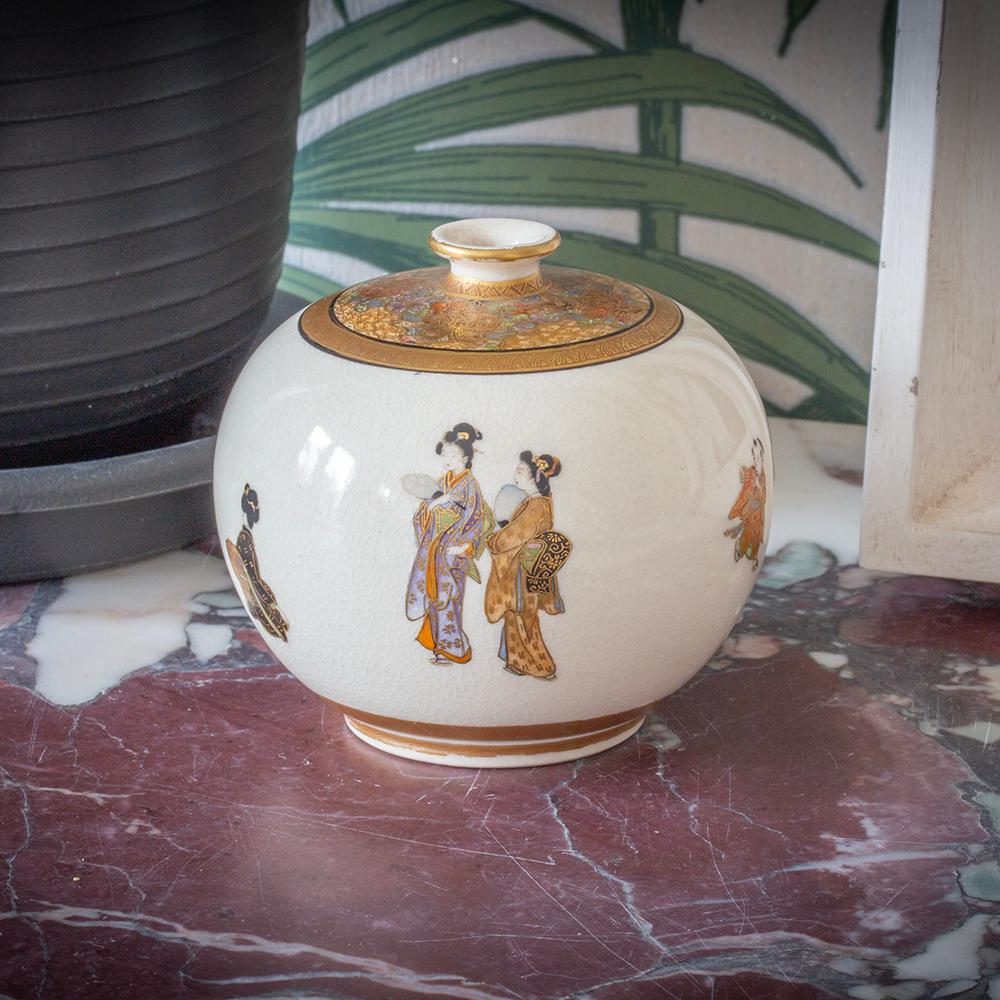 VASE MINIATURE DE FORME GLOBULAIRE

Dans notre collection japonaise, nous avons le plaisir de vous proposer ce vase japonais Satsuma par Kinkozan. Le vase de Satsuma, fabriqué en poterie de terre, présente une belle forme globulaire avec un col