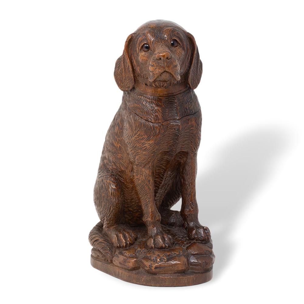 Forêt-Noire Pot à tabac suisse ancien sculpté à la main en forme de chien de Black Forest en vente
