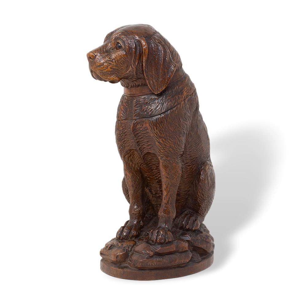 Suisse Pot à tabac suisse ancien sculpté à la main en forme de chien de Black Forest en vente
