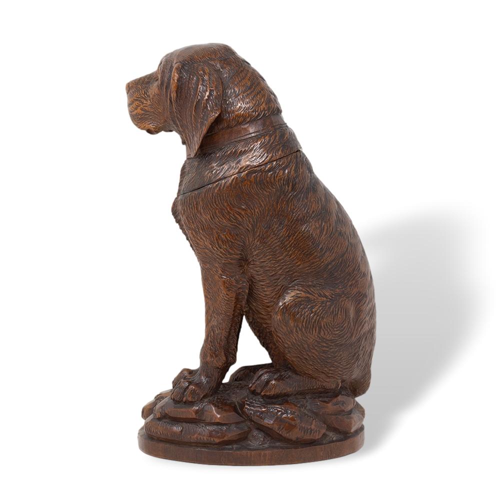 Sculpté à la main Pot à tabac suisse ancien sculpté à la main en forme de chien de Black Forest en vente