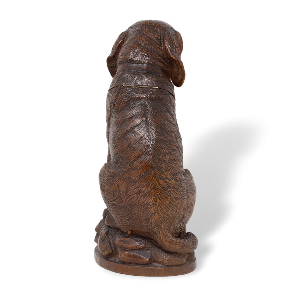 XIXe siècle Pot à tabac suisse ancien sculpté à la main en forme de chien de Black Forest en vente
