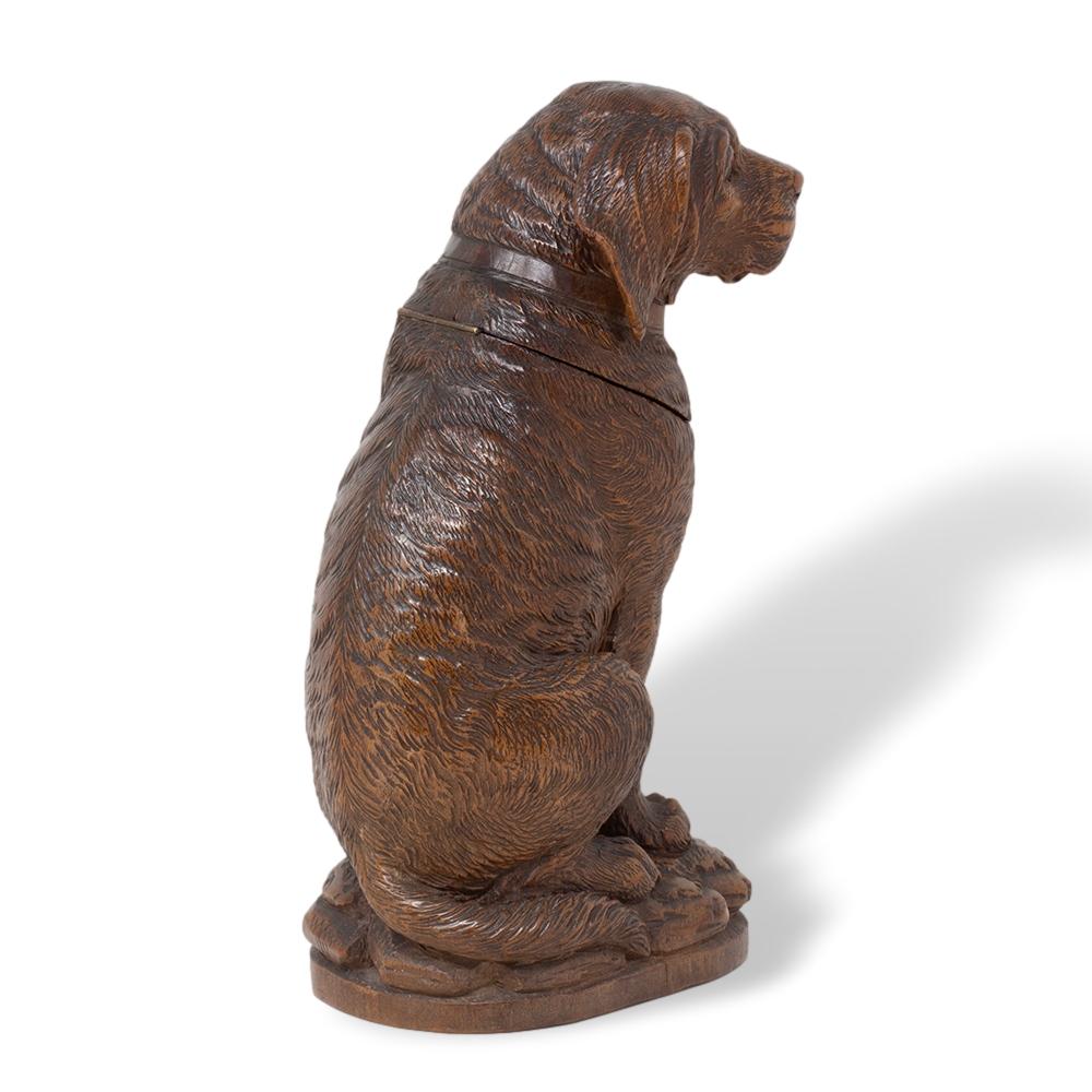 Bois Pot à tabac suisse ancien sculpté à la main en forme de chien de Black Forest en vente