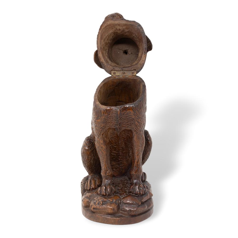 Pot à tabac suisse ancien sculpté à la main en forme de chien de Black Forest en vente 6