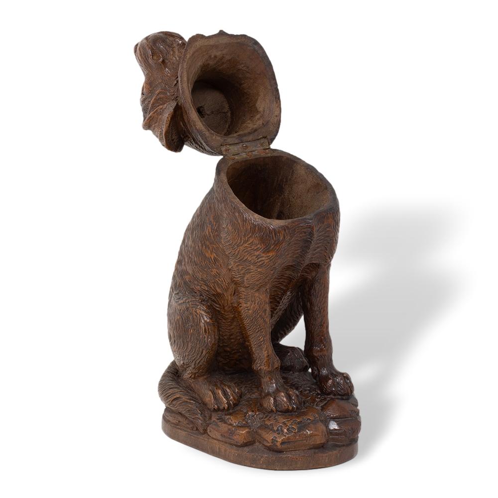 Pot à tabac suisse ancien sculpté à la main en forme de chien de Black Forest en vente 5