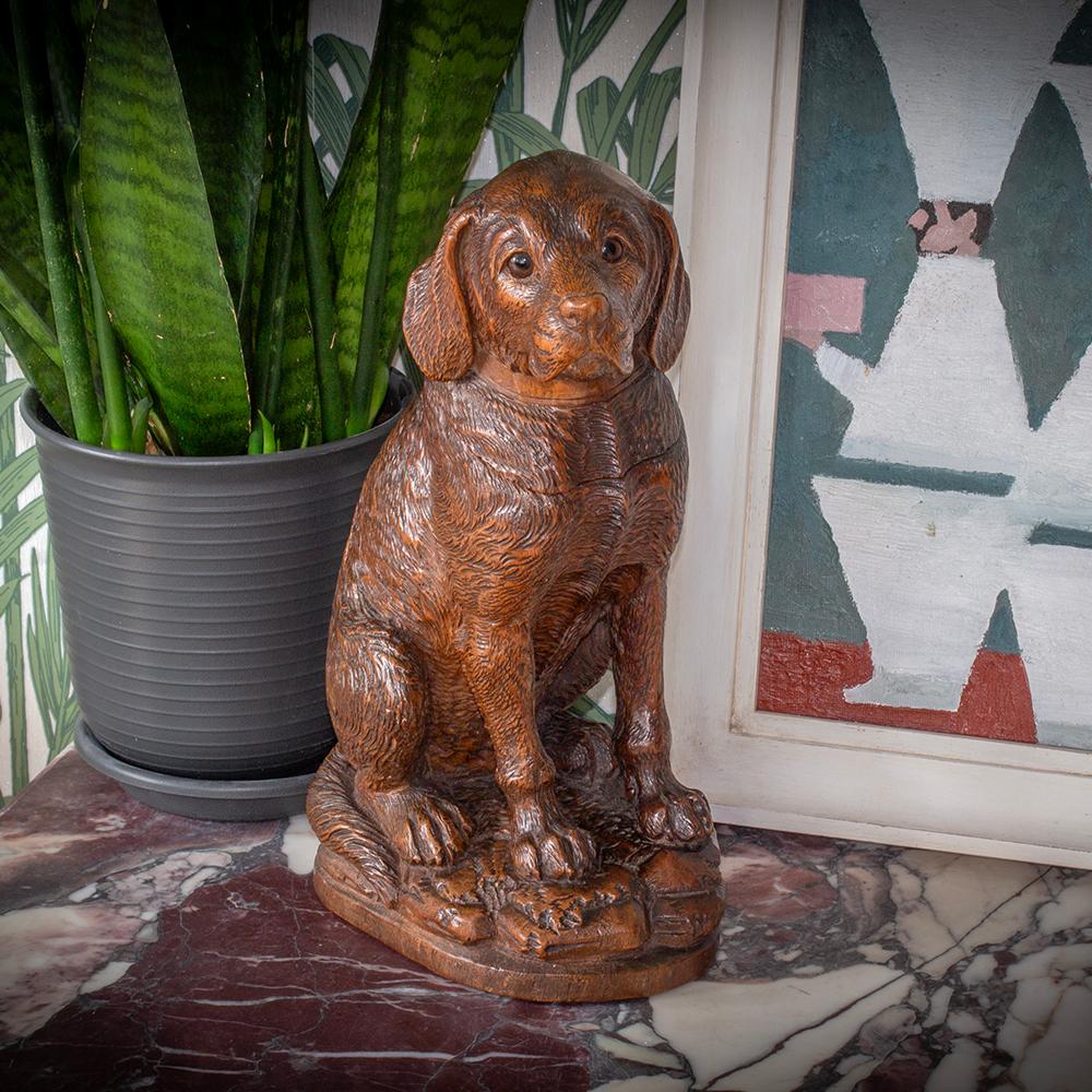 TRÈS RARE CHIEN ASSIS 

De notre collection Forêt Noire, nous avons le plaisir de vous proposer ce rare pot à tabac suisse en forme de chien sculpté de la Forêt Noire. La jarre à tabac est magnifiquement modelée avec une base rocheuse ovale
