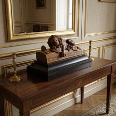 Sculpture antique suisse de la Forêt-Noire représentant le Lion de Lucerne, posée sur un socle en marbre noir