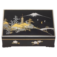 Boîte japonaise en bronze et métaux divers, réalisée par Fujii Yoshitoyo