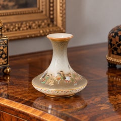 Vase japonais de l'époque Meiji représentant un cortège de daimyos de Satsuma, réalisé par Kinkozan