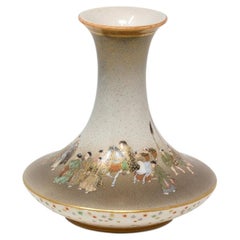 Vase japonais de l'époque Meiji représentant un cortège de daimyos de Satsuma, réalisé par Kinkozan