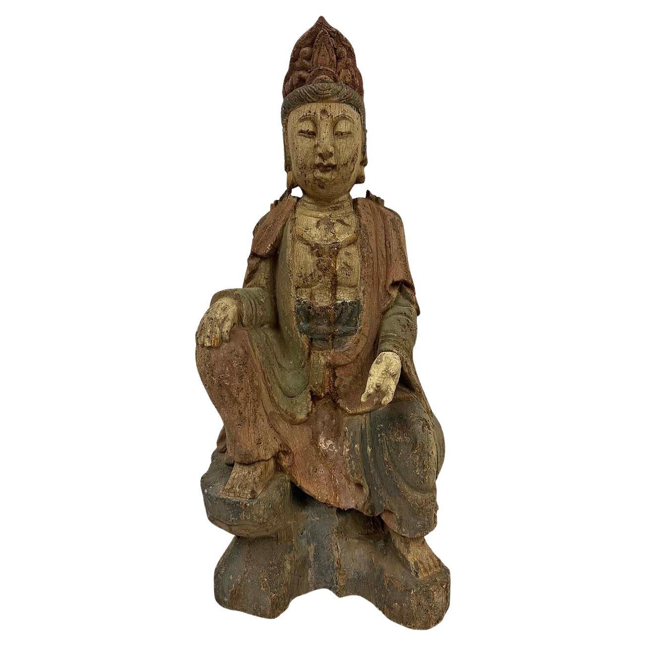 Guan-Yin assis en bois sculpté et peint chinois du début du 20e siècle en vente