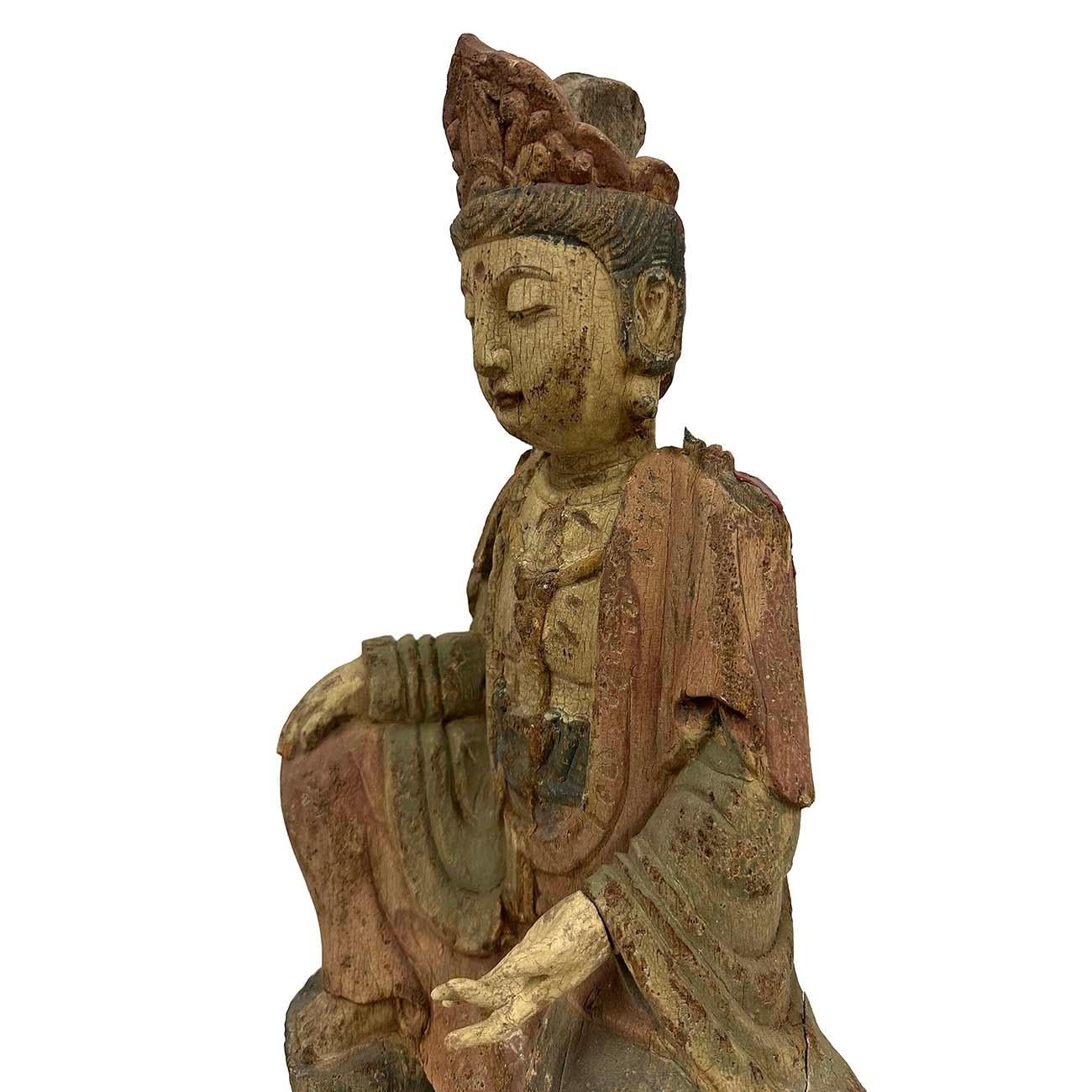 Sculpté à la main Guan-Yin assis en bois sculpté et peint chinois du début du 20e siècle en vente