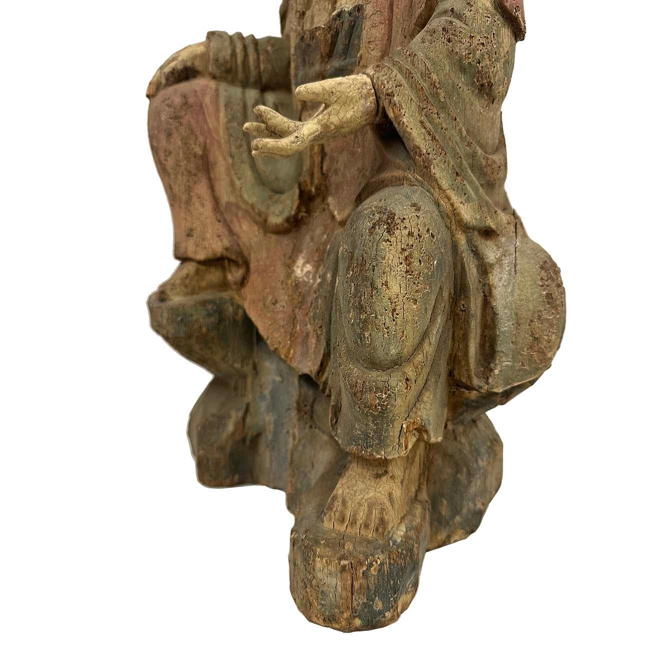 Guan-Yin assis en bois sculpté et peint chinois du début du 20e siècle Bon état - En vente à Pomona, CA