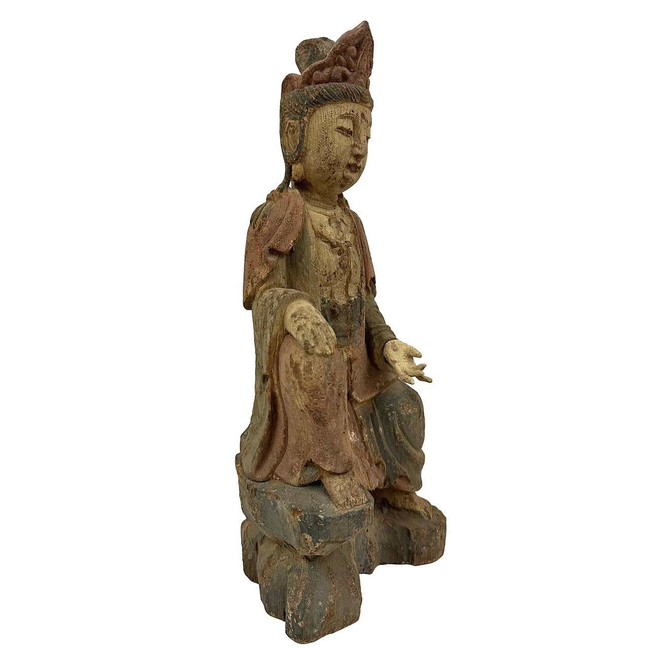 20ième siècle Guan-Yin assis en bois sculpté et peint chinois du début du 20e siècle en vente