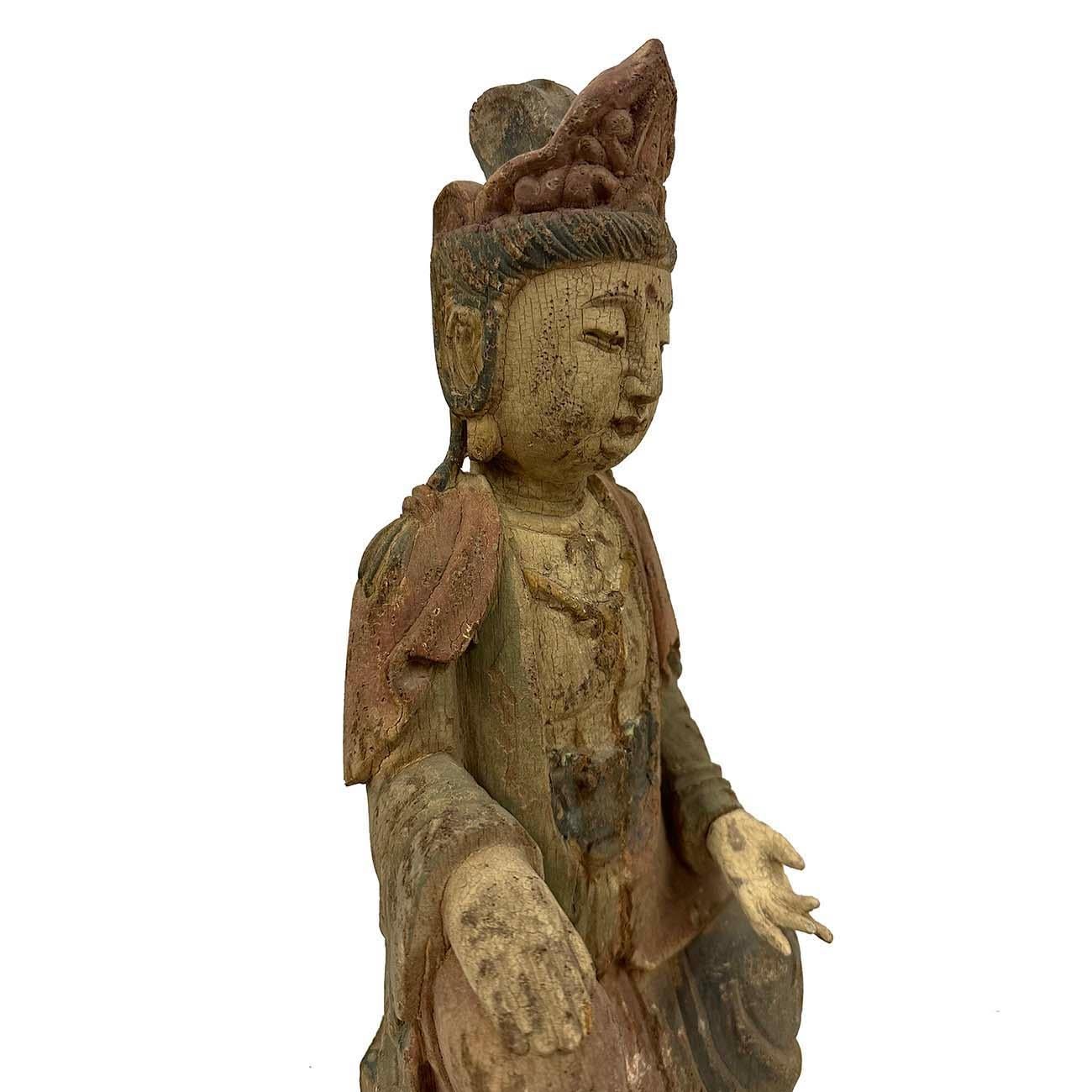 Bois Guan-Yin assis en bois sculpté et peint chinois du début du 20e siècle en vente