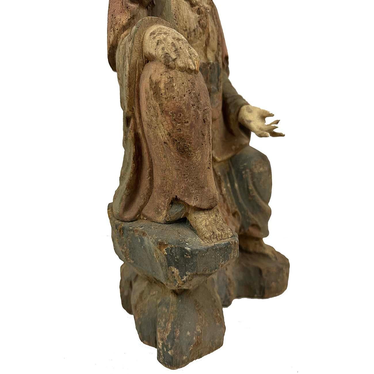 Guan-Yin assis en bois sculpté et peint chinois du début du 20e siècle en vente 1