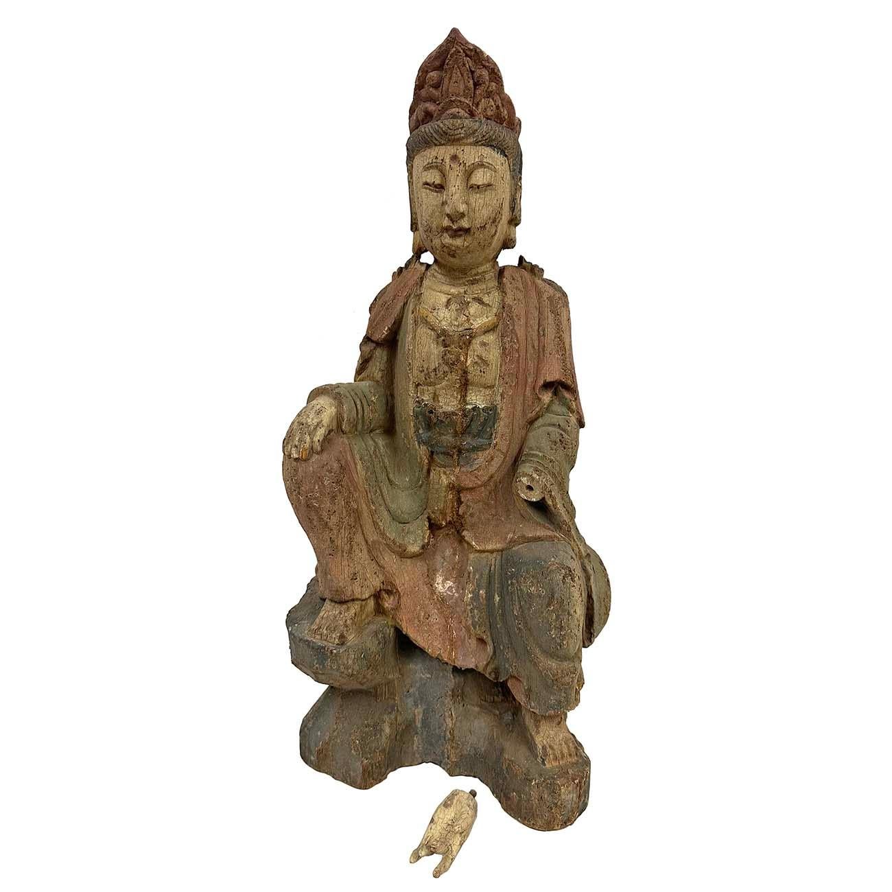 Guan-Yin assis en bois sculpté et peint chinois du début du 20e siècle en vente 2