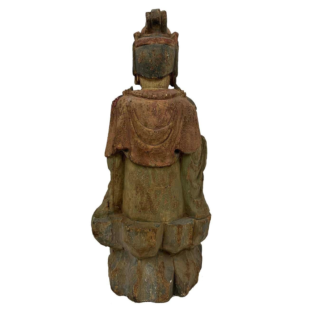 Guan-Yin assis en bois sculpté et peint chinois du début du 20e siècle en vente 3