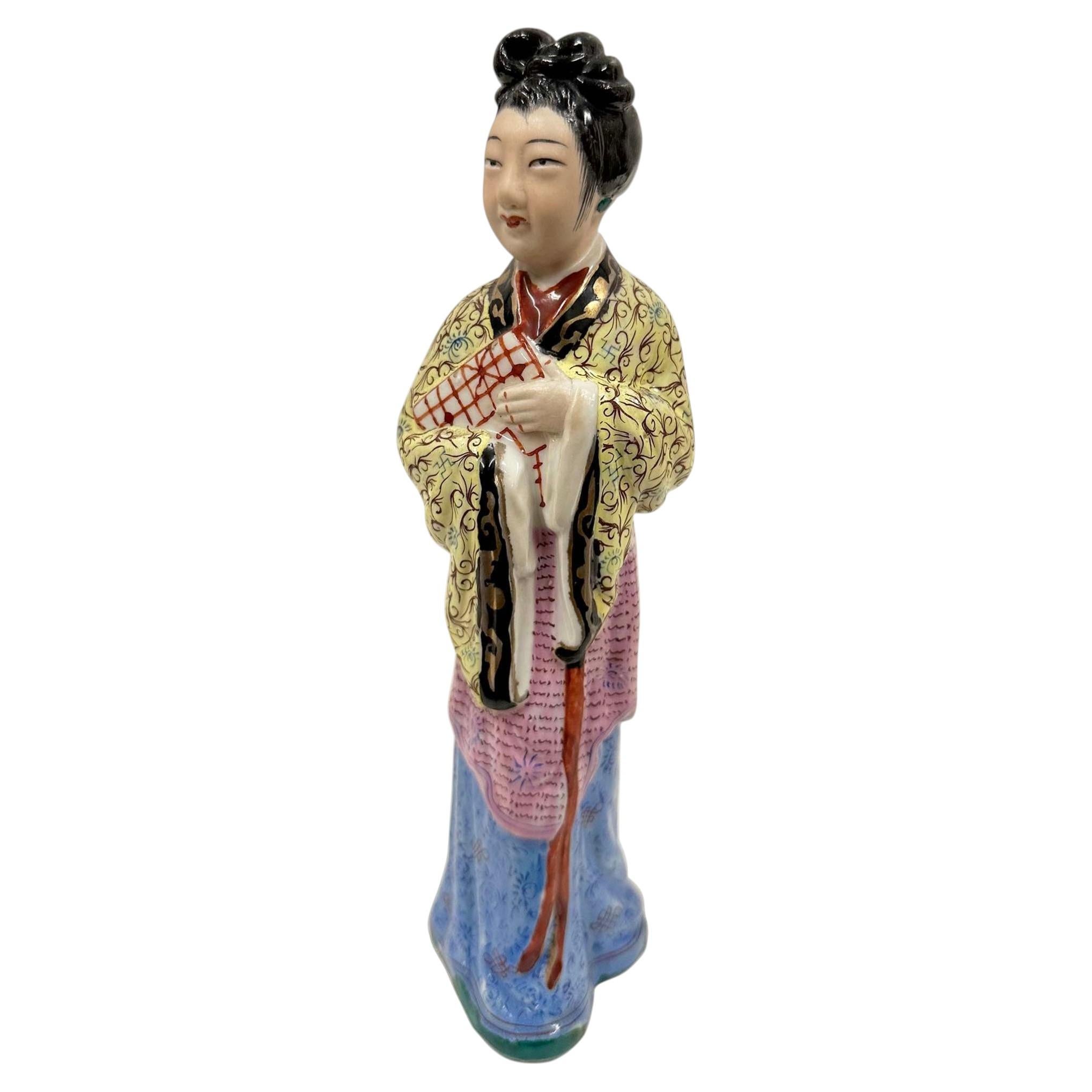 Figurita antigua de porcelana china «Famille Rose» de principios del siglo XX: dama de la corte