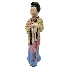 Figurine antique chinoise en porcelaine « Famille Rose » du début du XXe siècle – Dame de la cour