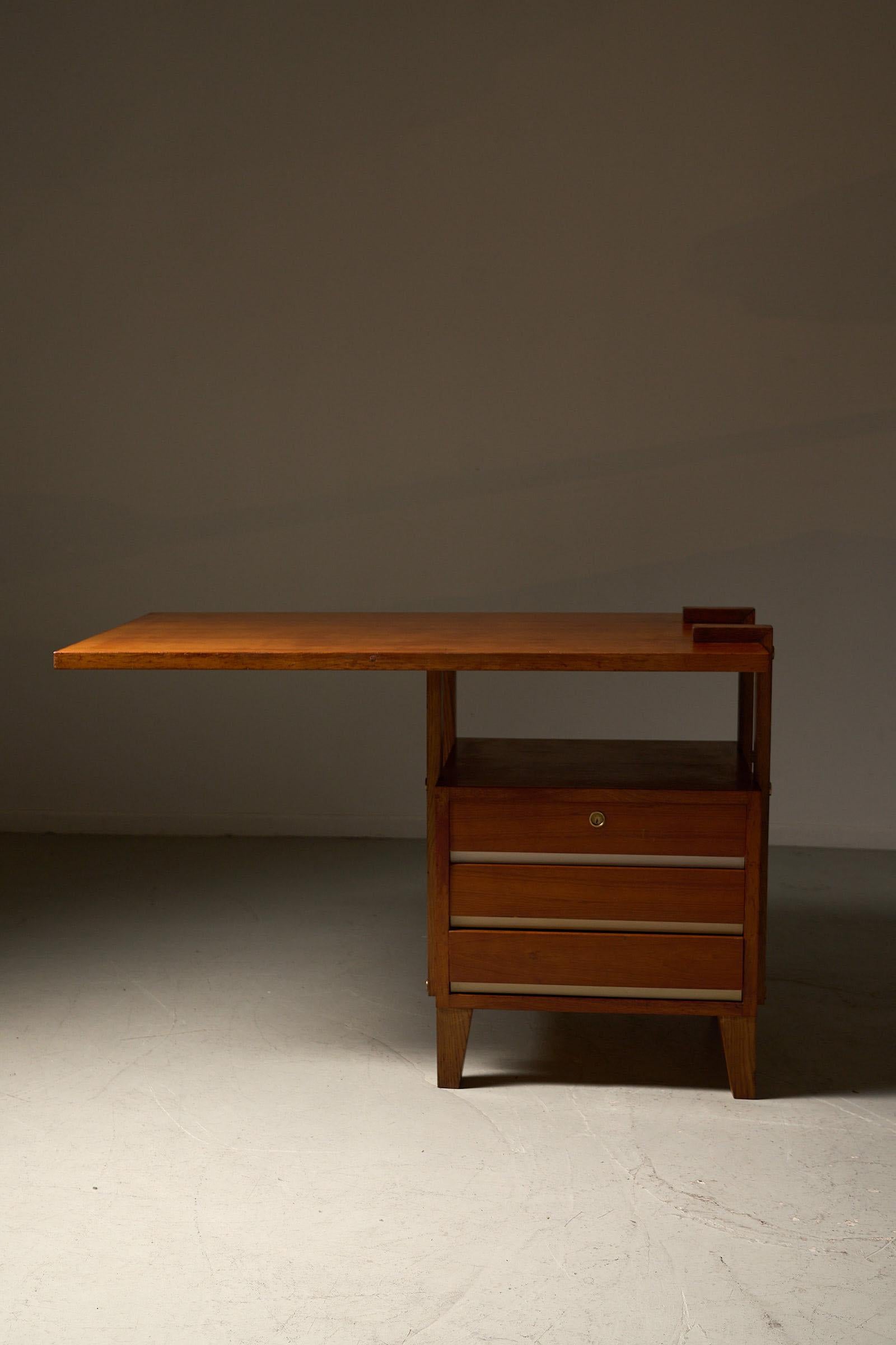 Italian brutalist desk with floating top, 1970s For Sale 2