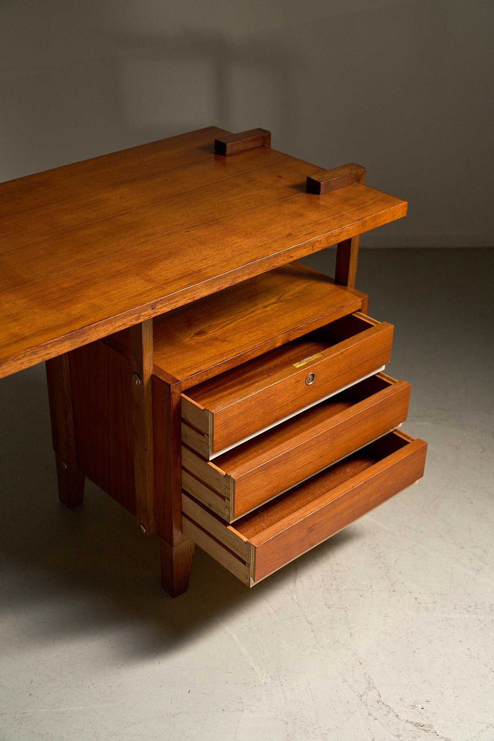 Italian brutalist desk with floating top, 1970s In Good Condition For Sale In Brussel, BE