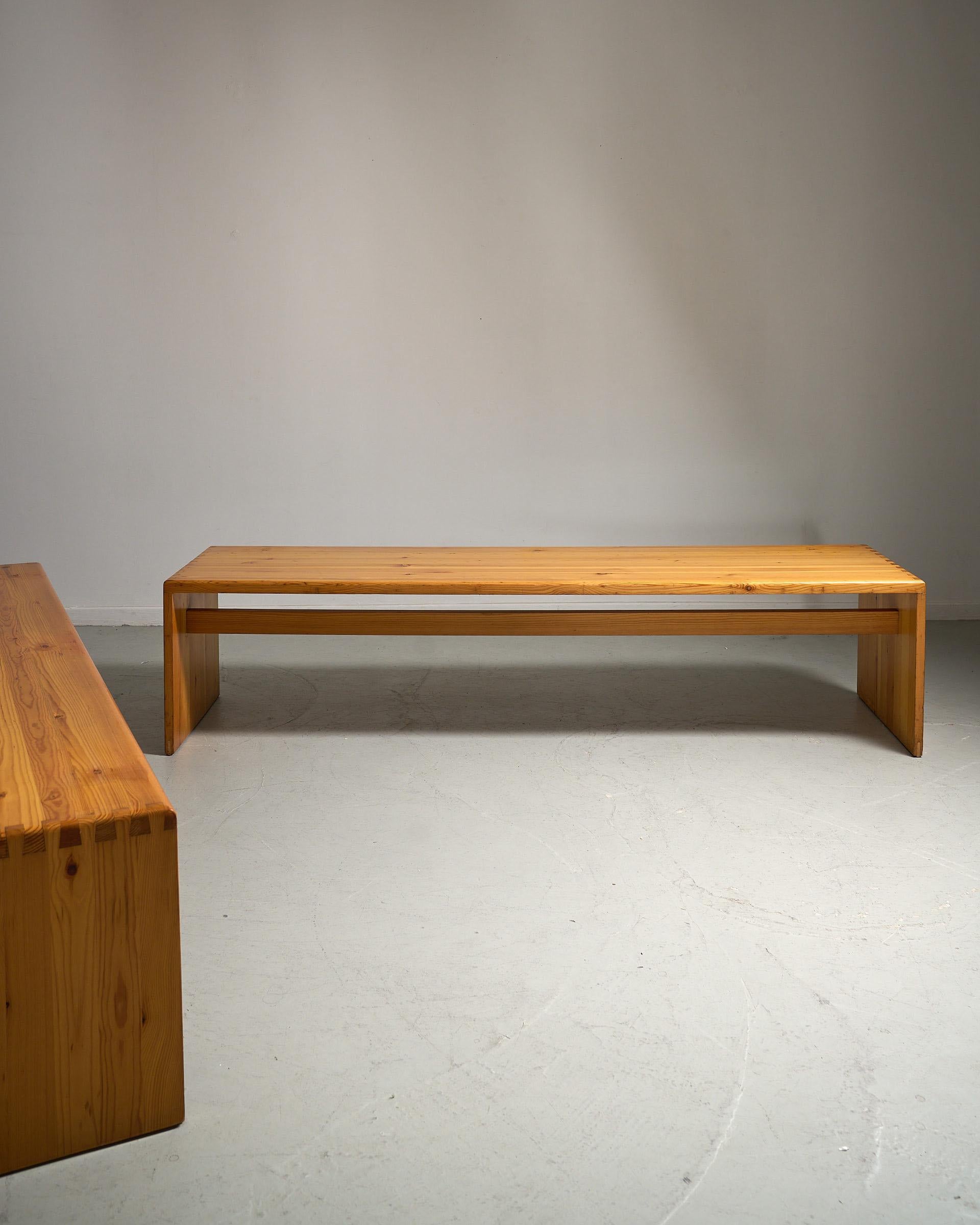 Paire de bancs en bois de pin, 1970 Bon état - En vente à Brussel, BE