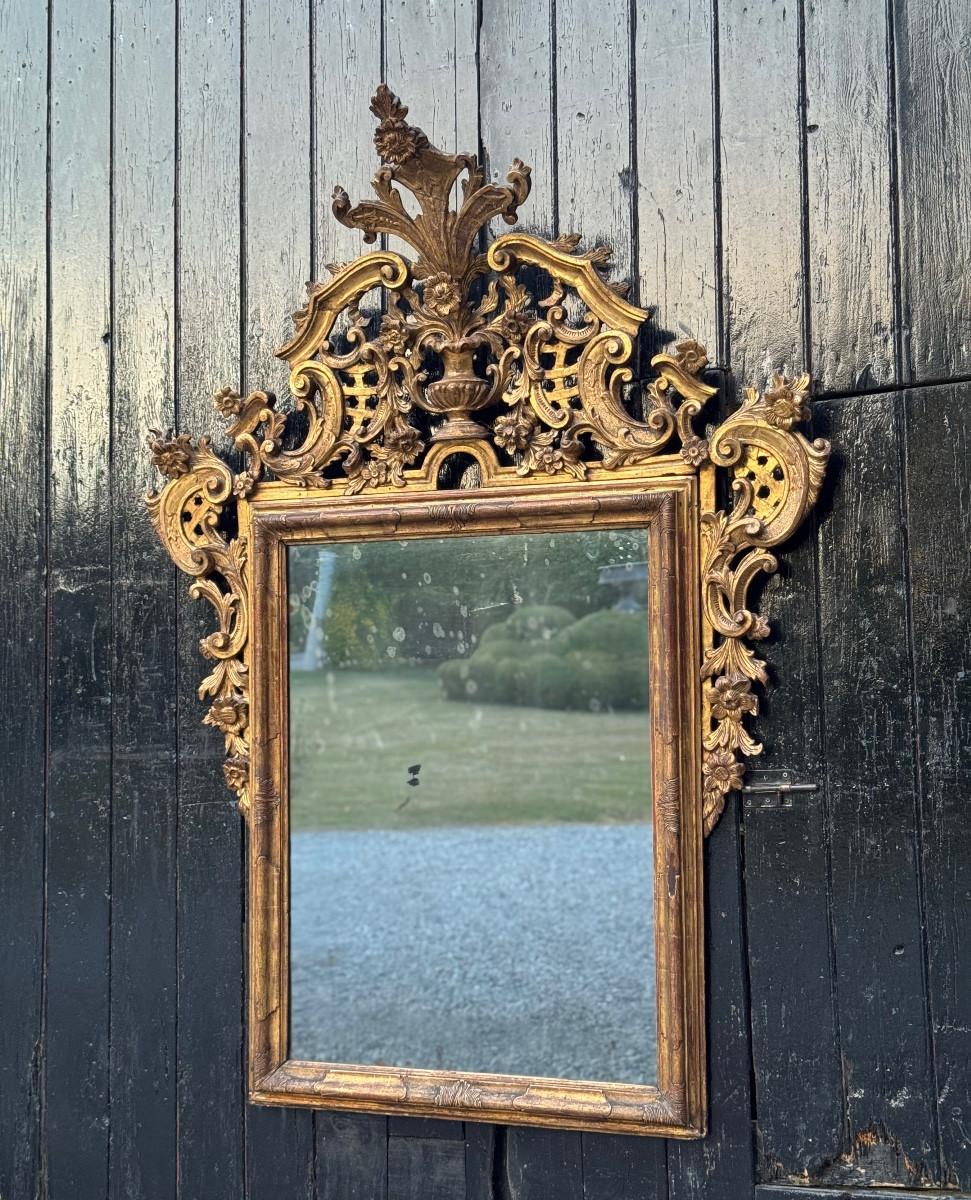 Miroir vénitien en bois sculpté et doré, vers 1880 en vente 5