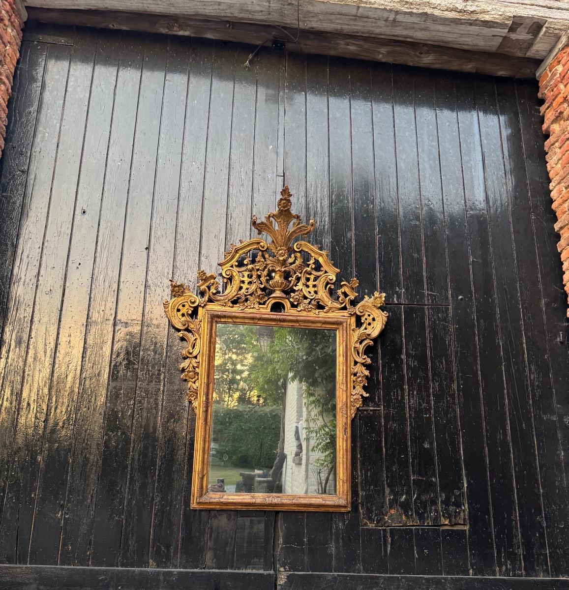 Miroir vénitien en bois sculpté et doré, vers 1880 en vente 3