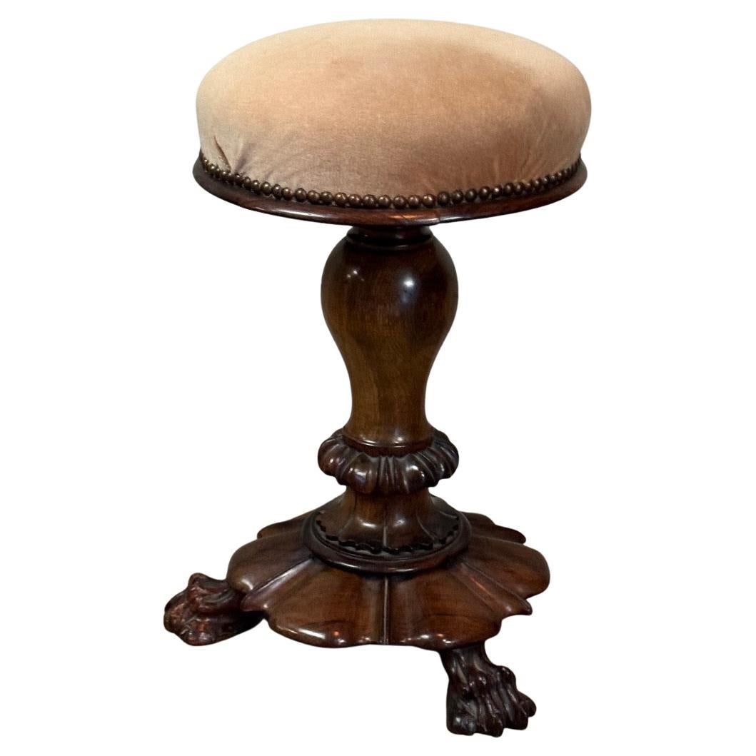 Piano stool in carved walnut, circa 1880 For Sale