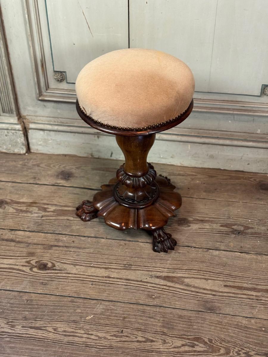 Piano stool in carved walnut, circa 1880 In Good Condition For Sale In Honnelles, WHT