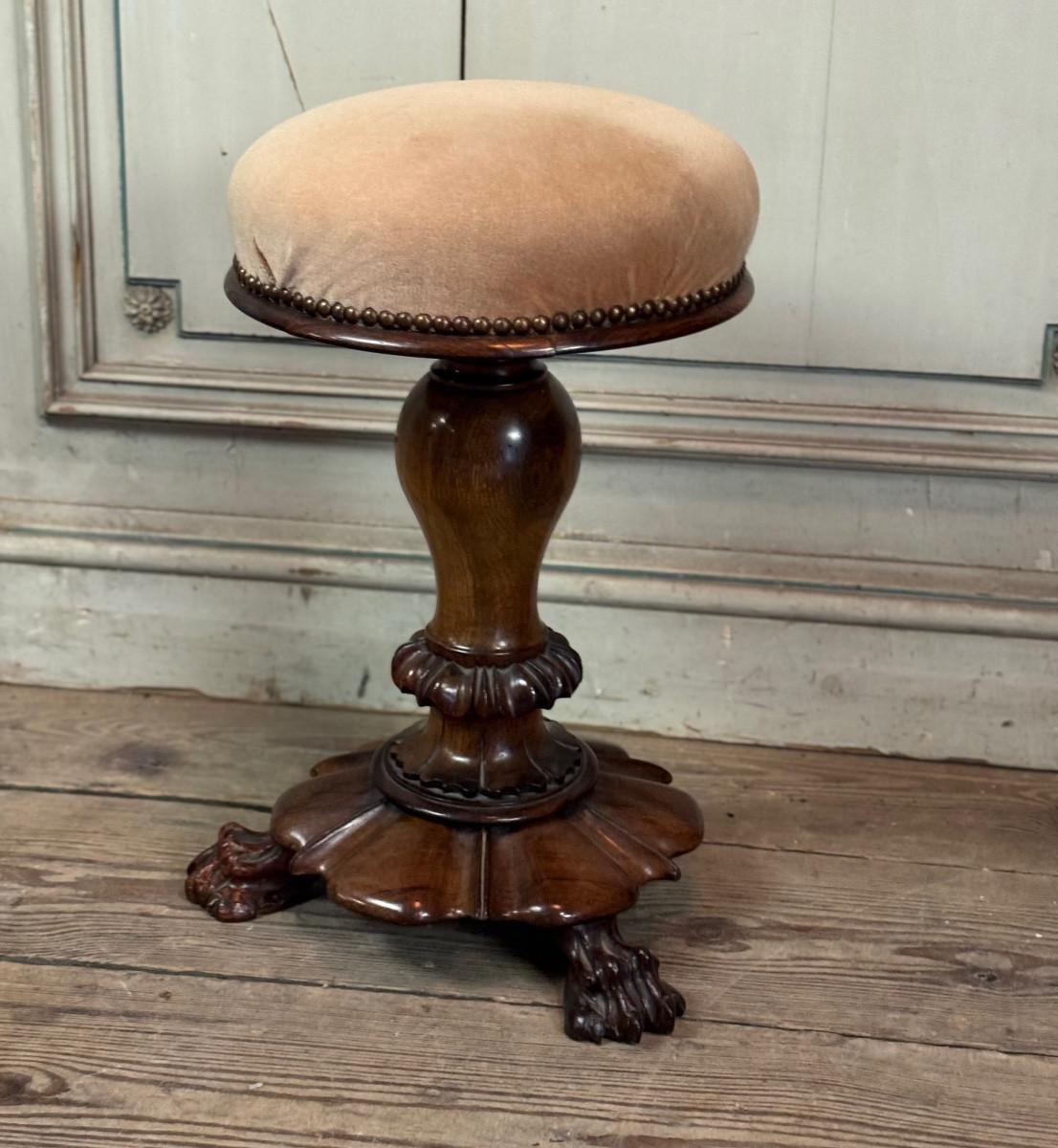 Piano stool in carved walnut, circa 1880 For Sale 3